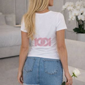 Una donna di spalle indossa una maglietta bianca e una minigonna di jeans, con una rosa in mano.