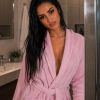 Chiara Petrova, affascinante escort lusso a Foggia, accappatoio rosa