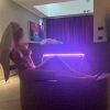 Immagine di una persona in un ambiente rilassante con un bagno e illuminazione soffusa. Atmosfera intima e suggestiva.